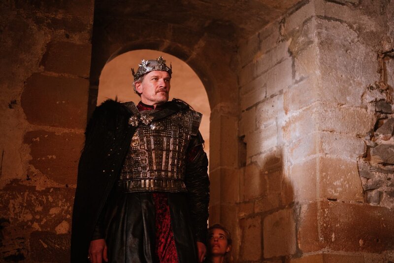 König Theoderich (Götz Otto) herrscht über die mächtige Burg Fels. Er kann ebenso streng wie gerecht sein. – Bild: ZDF und Jan Hromadko.