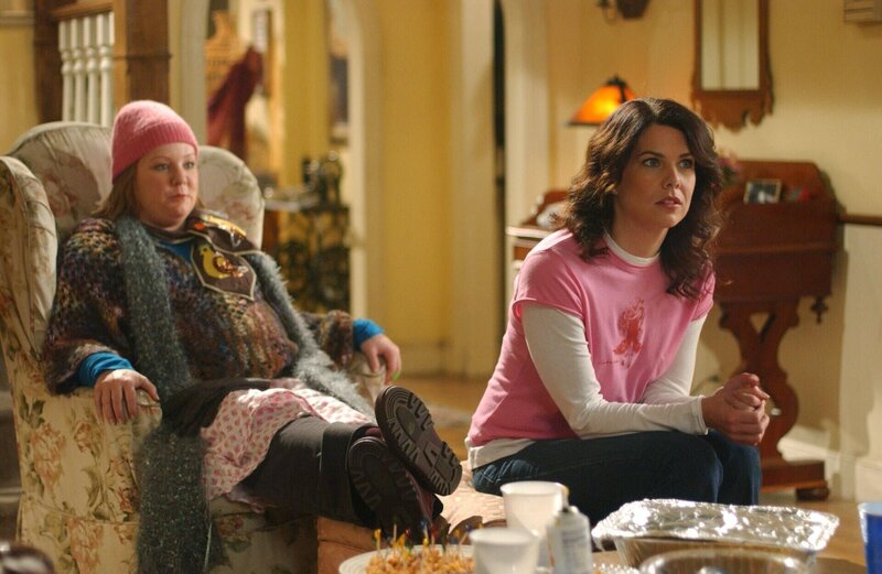 Eigentlich wollte Lorelai (Lauren Graham, r.) einen entspannten Abend mit ihrer Tochter verbringen, doch dann wird ihr bewusst, dass sie ihre Mutter enttäuscht, wenn sie keinen Junggesellinnenabschied für diese veranstaltet. Auch diesmal ist Sookies (Melissa McCarthy, l.) sofort zur Stelle und hilft ihrer besten Freundin aus der Patsche … – Bild: 2004 Warner Bros. Lizenzbild frei