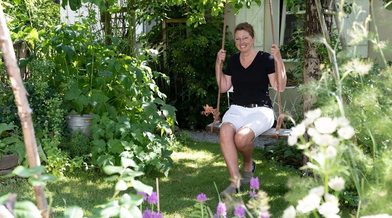 Der charmante Gartenwettbewerb geht in die nächste Runde! Es wird gepflanzt, geschmückt und gefeiert! Wer gibt die beste Gartenparty? – Die erste Reise geht nach Velbert-Langenberg in den charmanten Naturgarten von Tanja Matthes. – Bild: WDR/​Melanie Grande