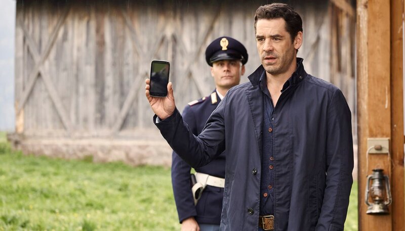 Der neue „Capo“ bei der Kripo Bozen: Mafiajäger Matteo Zanchetti (Tobias Oertel) hat das gesuchte Handy entdeckt. – Bild: ARD Degeto/​Marco Nagel