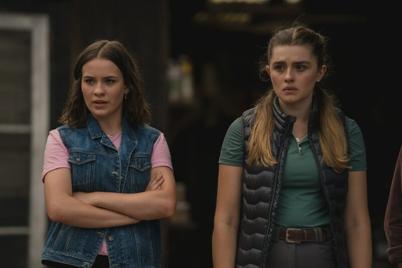 Issie (Macey Chipping) ist eifersüchtig auf Toms Nichte Maia, die Dan im Handumdrehen den Kopf verdreht hat. – Bild: ZDF/​Matt Klitscher