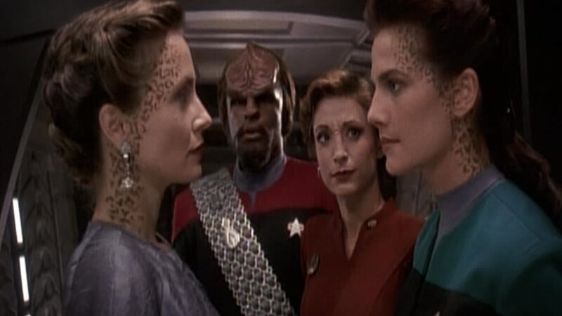 L-R: Lenara Kahn (Susanna Thompson), Worf (Michael Dorn), Kira Nerys (Nana Visitor) und Jadzia Dax (Terry Farrell) – Bild: Tele 5