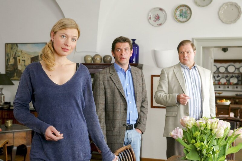Dass Musikerin Tanner (Antje Widdra, l.) aus Rache den Hausmeister erschossen hat, ist für die Rosenheimer Kommissare Lind (Tom Mikulla, m.) und Hartl (Michael A. Grimm, r.) ein nachvollziehbares Tatmotiv. – Bild: ORF