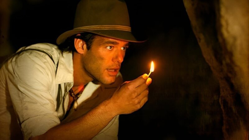 Jack Hunter (Ivan Sergei) erforscht die dunkle Höhle. +++ – Bild: American Cinema International