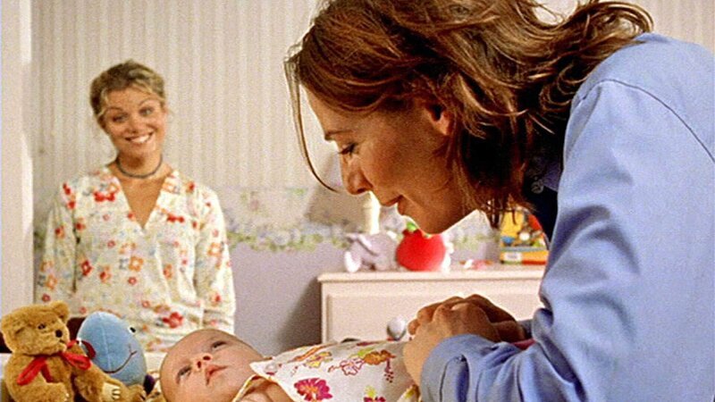 Claire (Lisa Chappell, r.) muss sich erst noch an ihr neues Leben als Mutter gewöhnen. Tess (Bridie Carter) unterstützt sie dabei so gut es geht. – Bild: TVNOW