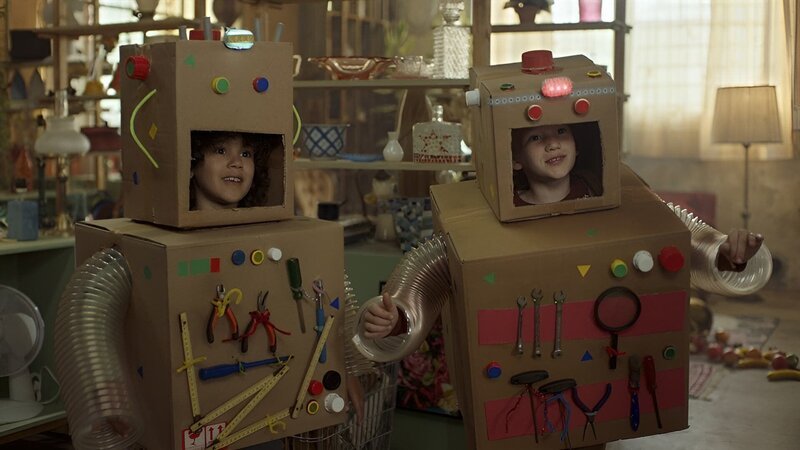 Saïd und Anna haben sich als Roboter verkleidet. – Bild: SWR/​Phanta Basta!/​Indi Film
