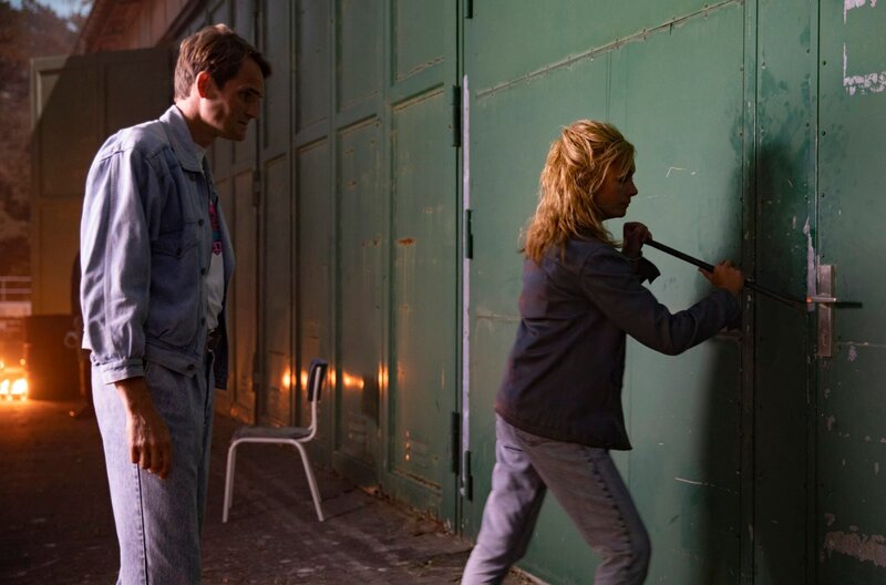 Ihre Ermittlungen führen Peter Simon (Fabian Hinrichs, l.) und Karo Schubert (Nadja Uhl, r.) an eine alte Lagerhalle. Karo versucht, das verschlossene Tor aufzuhebeln. – Bild: ARD/​Merav Maroody