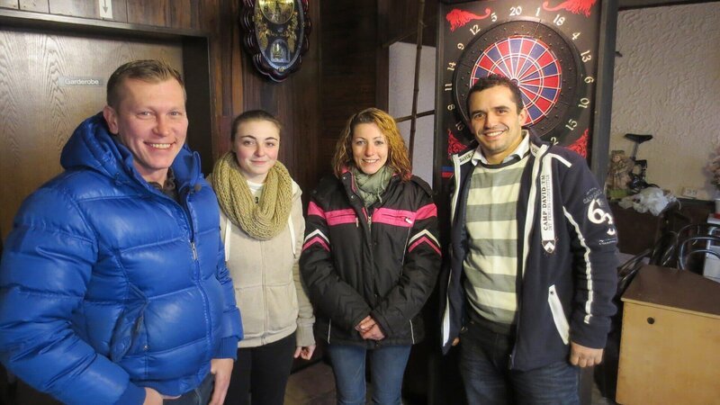 Trödelprofi Otto Schulte (li) mit Katharina, Nadine und Visar – Bild: RTL II