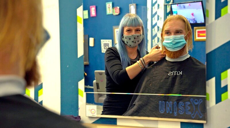 Für vergleichbare Haarschnitte zahlen Frauen durchschnittlich bis zu 72 % mehr – doch nicht bei Enie Knapp (l.). Sie leitet zwei Frisörsalons mit Geschlechter unabhängigen Preisen. – Bild: SWR