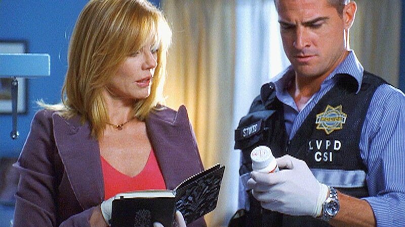 Catherine (Marg Helgenberger) und Nick (George Eads) durchsuchen die Wohnung eines verdächtigen Schönheitsarztes, der Julie Stern vor ihrem Tod behandelt hat. – Bild: MG RTL D /​ CBS