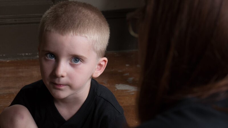 Noah looking up at Amy. – Bild: Discovery Communications/​Brian Antonson/​Brian Antonson