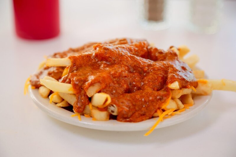 Chili-Käse-Pommes mit dem geheimen griechischen Chili-Rezept der Familie Keros, eine fleischige Ergänzung zu dem weltberühmten Coney Dog. – Bild: ORF/​Warner/​The Travel Channel