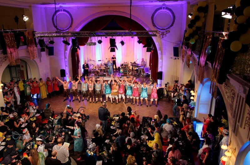Neben Liveelementen vom Kehraus blickt die Sendung auch auf die Höhepunkte der fünf großen Fastnachtssendungen des BR „Die Närrische Weinprobe“, „Franken Helau“, „Schwaben weissblau“, „Fastnacht in Franken“ und „Wehe wenn wir losgelassen“ zurück. – Bild: BR/​Benjamin Baumann