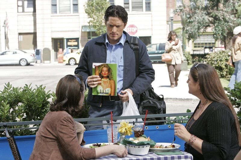 Josie (Debi Mazar, l.) und Delia (Camryn Manheim, r.) wissen nicht so recht, was sie von Jim Clancys (David Conrad, M.) Geschichte halten sollen … – Bild: ABC Studios