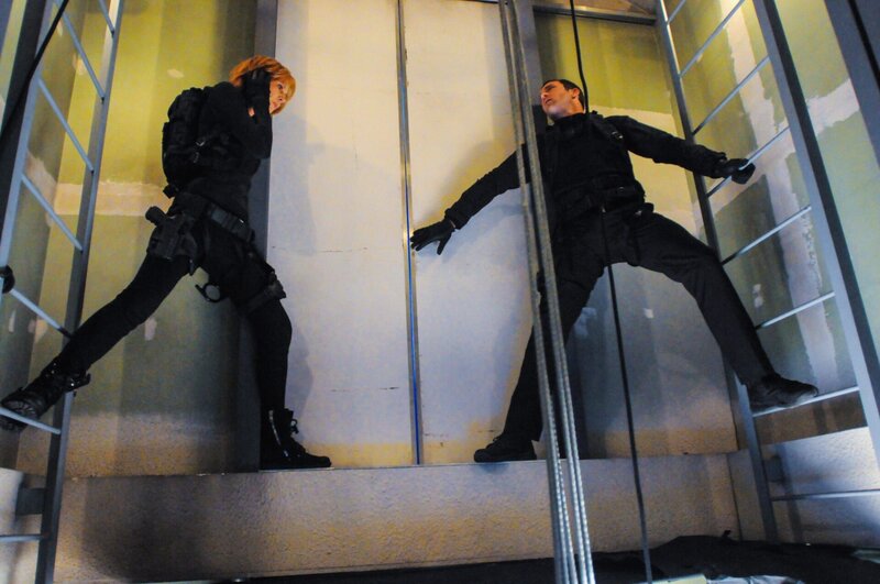 McGarrett (Alex O’Loughlin,, right) must help his mother (Christine Lahti, left) execute a covert op to retrieve an incriminating microfiche. – Bild: 2013 CBS Broadcasting, Inc. All Rights Reserved. Lizenzbild frei