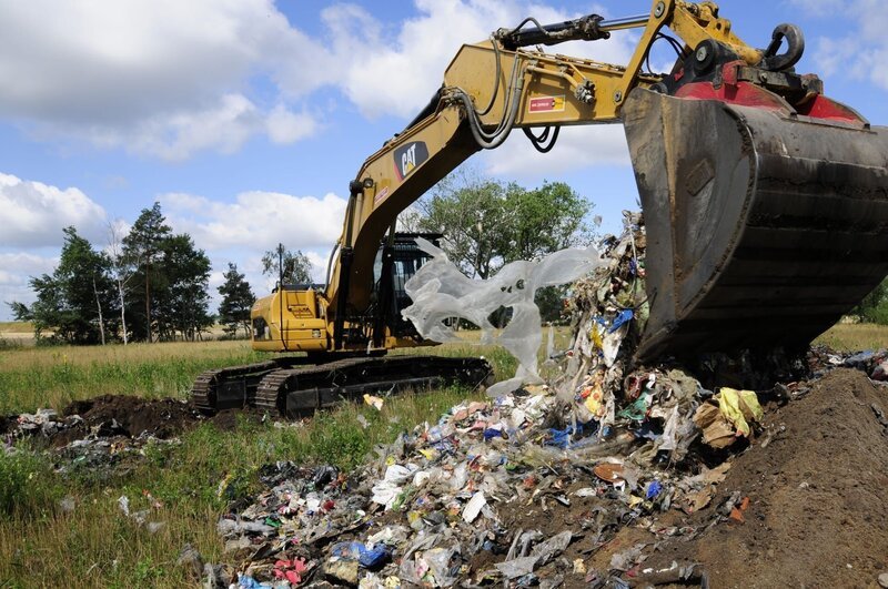 In der Deponie Altbensdorf wurde illegal Müll entsorgt. Bei Kontrollen wurde unter einer dünnen Erdschicht unerlaubt abgeladener Plastikmüll entdeckt. – Bild: MAZ/​Frank Schauka /​ ZDF