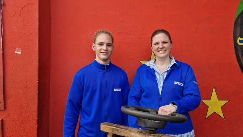 Die beiden Bayern Matthias und Franziska mit einem Pushkart. – Bild: Nicolas Gampe /​ BR