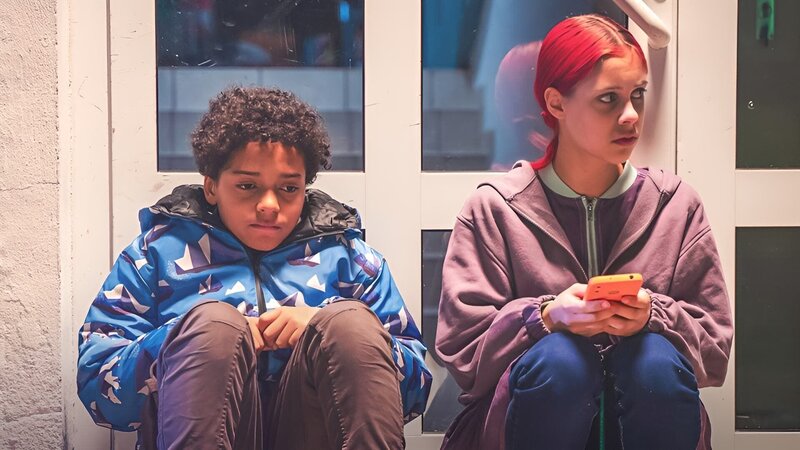 Elly (Nelly Borodina, re.) und Karl (Lance Gernot Simon) wurden von Internatsleitung Frau Schiller nach ihrer nächtlichen Schatzsuche erwischt. – Bild: Thomas Dietze