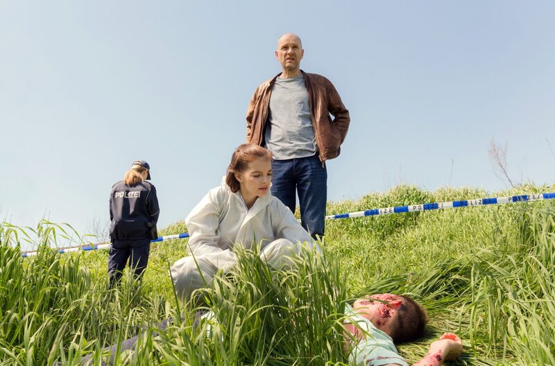 Was mit einem unbekannten Toten im Graben beginnt, wächst sich für die beiden Görlitzer Kommissare Viola Delbrück und Burkhard ‚Butsch‘ Schulz bald zu einem Fall aus, der Nerven und Gemüt der beiden aufs Äußerste strapaziert. Besonders ‚Butsch‘ durchlebt alle Höllenkreise der Angst. – Burkhard ‚Butsch‘ Schulz (Götz Schubert) und Viola Delbrück (Yvonne Catterfeld) untersuchen die Leiche am Fundort. – Bild: rbb/​ARD/​MDR/​MOLINA FILM/​Steffen Junghans