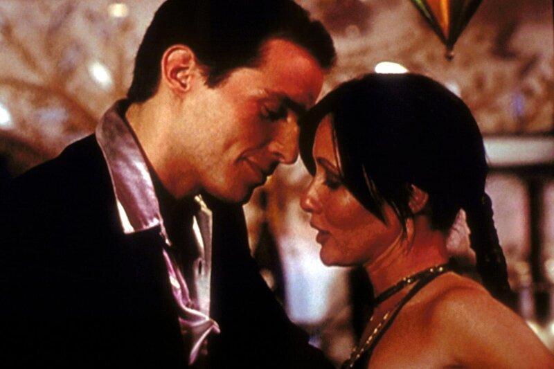 Bane (Antonio Sabàto jr., l.) ahnt nicht, dass Prue (Shannen Doherty, r.) eine Hexe ist. – Bild: Paramount Pictures Lizenzbild frei