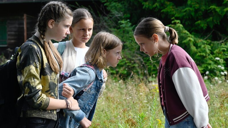 Sarah Springer (Anna Triebel, 2.v.r.) wird von Paulina Groß (Medea Leinen, l.), Elsa Heinemann (Rosa Mohnke, 2.v. l.) und Stella Lamprecht (Katharina Weitzendorf, r.) gemobbt. – Bild: ZDF und Barbara Bauriedl