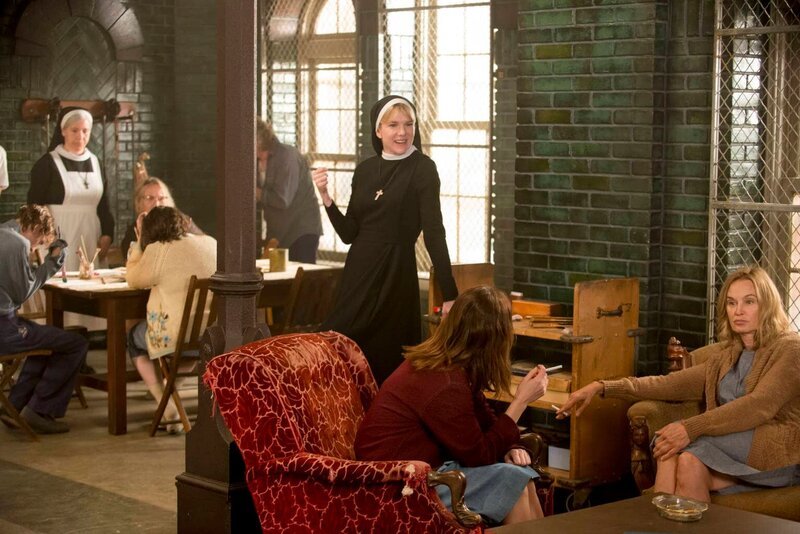 Jude (Jessica Lange, r.) und Lana (Sarah Paulson, 2.v.r.) sind schon gespannt, welche Boshaftigkeit Schwester Mary Eunice McKee (Lily Rabe, M.) sich diesmal ausgedacht hat … – Bild: Twentieth Century Fox Film Corporation