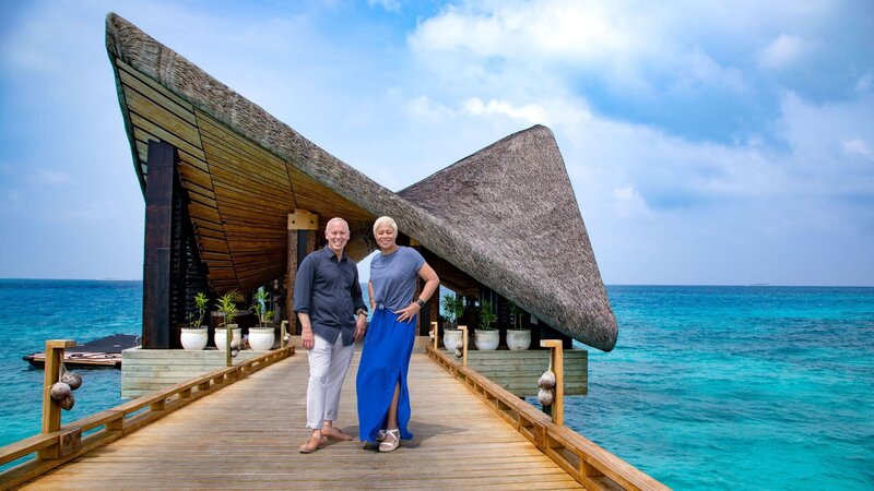 Amazing Hotels – Joali, Malediven Die Moderatoren Monica Galetti und Rob Rinder auf den Malediven. – Bild: SRF/​BBC Studios