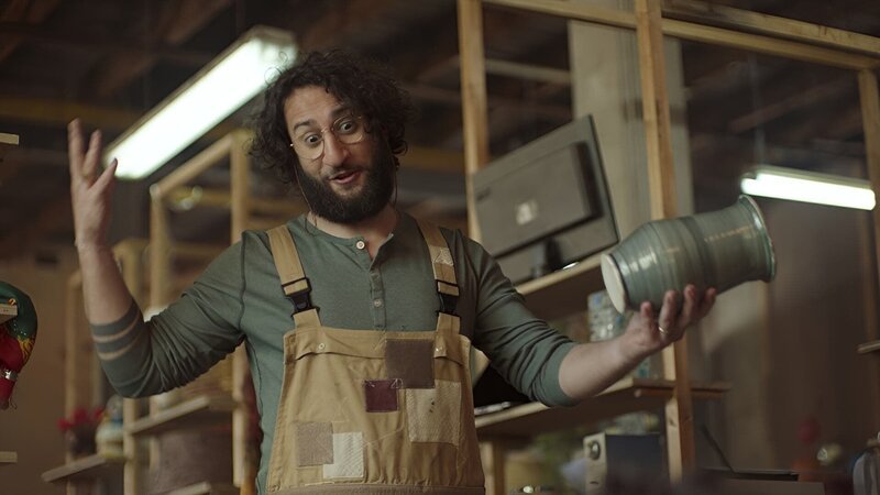 Saïds Vater gestikuliert mit der kostbaren Vase in der Hand. – Bild: SWR/​Phanta Basta!/​Indi Film