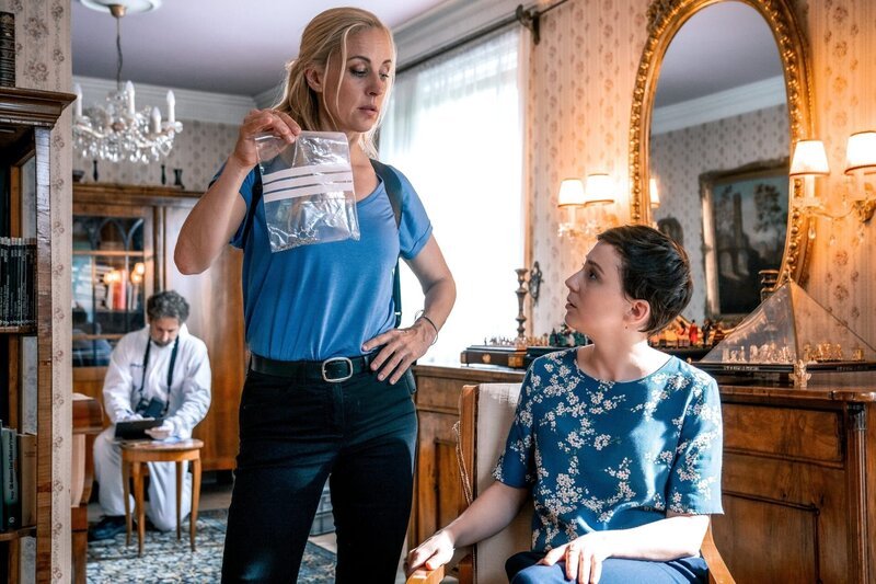 vorne, v.li.: Penny Lanz (Lilian Klebow), Carina Zauner (Tanja Raunig) – Bild: ORF/​Satel Film/​Petro Domenigg
