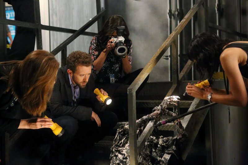 (v.l.n.r.) Temperance Brennan (Emily Deschanel); Jack Hodgins ( T.J. Thyne ); Angela Montenegra (Michaela Conlin); Camille Saroyan (Tamara Taylor) – Bild: Fox