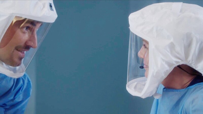 Begegnung unter besonderen Umständen: Giacomo Gianniotti als Dr. Andrew DeLuca, Ellen Pompeo als Dr. Meredith Grey – Bild: SRF/​ABC Studios