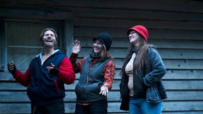 Bear, Bird, and Rain Brown are happy to have returned to AK for a visit. – Bild: Discovery Communications, LLC