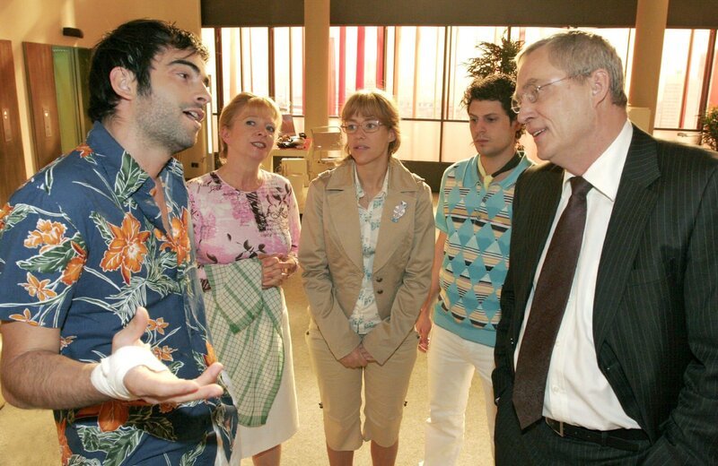 Lisa – selbst im Glückstaumel über Davids Rückkehr – bemerkt Rokkos Trauer nicht. v.l.n.r.: David Seidel (Mathis Künzler), Helga Plenske (Ulrike Mai), Lisa Plenske (Alexandra Neldel), Rokko Kowalski (Manuel Cortez), Friedrich Seidel (Wilhelm Manske) – (Dieses Foto von Alexandra Neldel darf nur in Zusammenhang mit der Berichterstattung über die Serie „Verliebt in Berlin“ veröffentlicht und verbreitet werden.) – Bild: SAT.1 /​ Noreen Flynn Eigenproduktionsbild frei