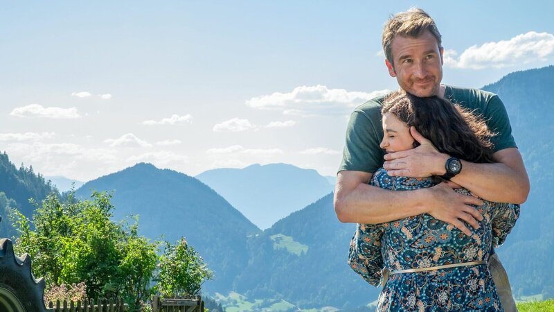 Der Bergdoktor Staffel 16 Eine schwere Last – Teil 2 Mann mit Tochter: Heiko Ruprecht als Hans Gruber, Ronja Forcher als Lilli Gruber – Bild: SRF/​ZDF/​Erika Hauri