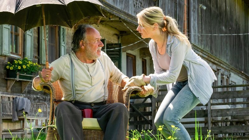 Der Bergdoktor Staffel 16 Paradies – Teil 2 Alter Mannn und Frau: C.C. Weinberger als Alois Bachmeier, Lieselotte Voss als Enkelin Josie – Bild: SRF/​ZDF/​Erika Hauri