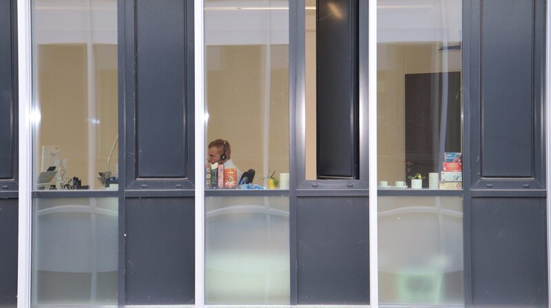 Die Ausländerbehörde: Nadelöhr nach Deutschland – Bild: NDR/​Ute Jurkovics