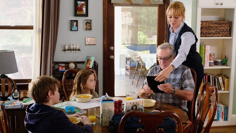 Unterstützung für Grosspapa: (l-r) Oakes Fegley als Peter, Poppy Gagnon als Jennifer, Robert De Niro als Ed, Uma Thurman (stehend) als Sally – Bild: SRF/Telepool München Unterstützung für Grosspapa: (l-r) Oakes Fegley als Peter, Poppy Gagnon als Jennifer, Robert De Niro als Ed, Uma Thurman (stehend) als Sally – Bild: SRF/Telepool München