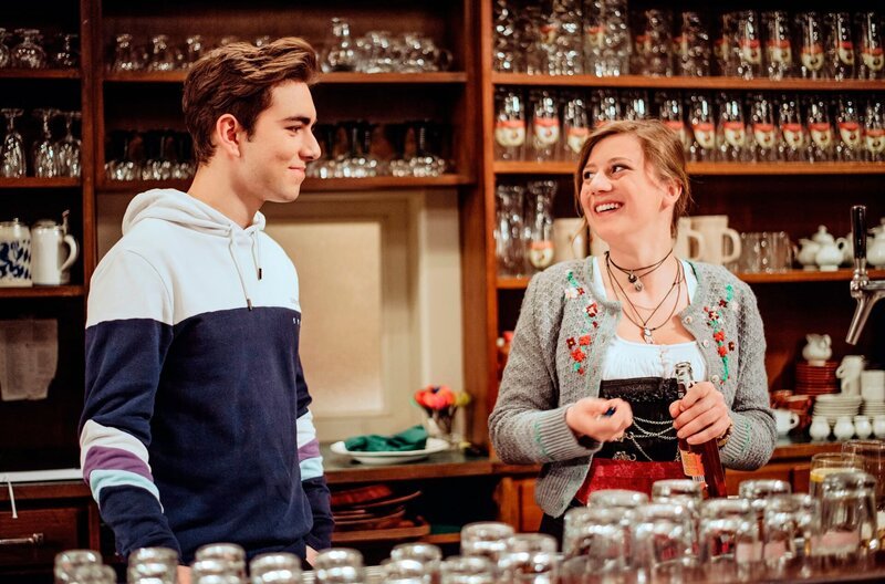 Bei Felix löst sich der Knoten und er kann wieder mit Sarah lachen. Von links: Felix Brunner (Shayan Hartmann) und Sarah Brandl (Sophie Reiml). – Bild: BR/​Nadya Jakobs