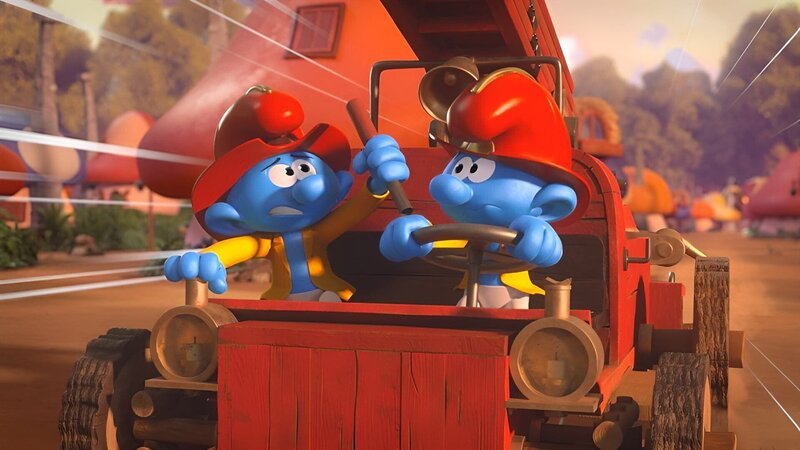 Clumsy und Dummi brausen mit dem Feuerwehrauto durch das Dorf und verursachen mehr Unfälle als sie beseitigen können. – Bild: KiKA/​Peyo Productions, Dupuis Édition & Audiovisuell