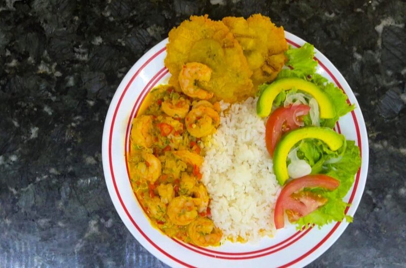 In Bogotá serviert Angela eine Spezialität von der ecuadorianischen Küste: Encocado. Das Gericht wird traditionell mit Fisch zubereitet, doch Angela bevorzugt Garnelen. – Bild: Elephant Doc