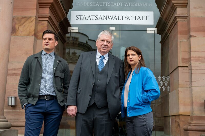 Oberkommissar Alexander Witte (Jannik Mioducki, l.), Oberstaatsanwalt Bernd Reuther (Rainer Hunold, M.) und Hauptkommissarin Julia Schröder (Anika Baumann, r.) arbeiten erneut zusammen, um ein Verbrechen aufzuklären. – Bild: ZDF und Martin Kaufhold