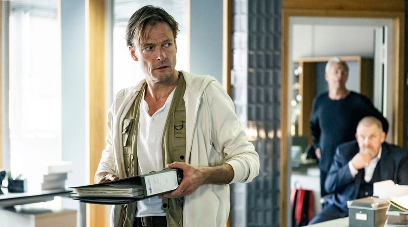 Genug ist genug: René Horvath (Andreas Pietschmann, l.) ist Geschäftsmann. Er hat alles im Griff. Doch das Verhör im Präsidium mit Freddy Schenk (Dietmar Bär, r.) und Max Ballauf (Klaus J. Behrendt, hinten) setzt ihm sichtbar zu. – Bild: WDR/​Martin Valentin Menke