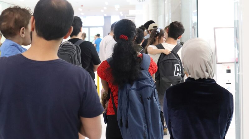 Andrang in der Abteilung für Fachkräfte und Studierende. – Bild: NDR/​Ute Jurkovics