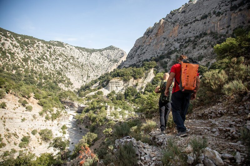 v.li.: Luciano Murgia uns Alexander Huber beim Canyoning – Bild: Timeline Production /​ ServusTV