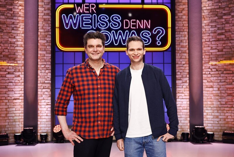 Die Kandidaten: Der Comedy-Autor, Komiker, Fernsehmoderator und Musiker Lutz van der Horst (l.) und der Comedy-Autor und Komiker Fabian Köster (r.). – Bild: SAT.1 /​ Willi Weber
