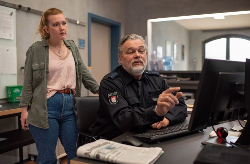 Helmut Husmann (Torsten Münchow, r.) hat Praktikantin Ellen Marek (Carolin Dolk, l.) unter seine väterlichen Fittiche genommen. – Bild: ARD/​Thorsten Jander