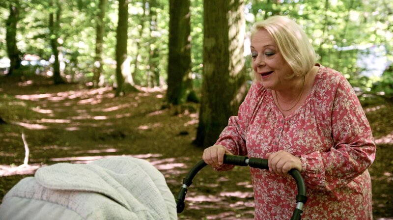 Gisela (Martina Eitner-Acheampong) versucht ihre Tochter in ihrer neuen Rolle als Mutter so gut es geht zu unterstützen. – Bild: NDR