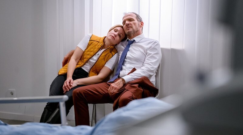 Markus (Timo Ben Schöfer, r.) steht der besorgten Katja (Isabell Stern, l.) emotional bei. – Bild: ARD/​WDR/​Christof Arnold