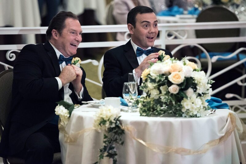 „Brooklyn Nine-Nine“, „Gut in Emotion.“ Die Hochzeit von Ginas Mutter und Charles Vater ist zum Greifen nahe. Für Gina hat dieses Ereignis absolute Priorität. Jeder ihrer Kollegen im Revier muss eine Aufgabe beim Hochzeitsfest übernehmen. Doch nichts scheint so zu laufen, wie es eigentlich sollte. Die Nebelmaschine streikt, auf der Torte stehen keine Namen und Charles Vater bekommt im letzten Moment offenbar kalte Füße. Jake hilft Amy, einen Geldfäscher zu verhaften, hinter dem sie seit zwei Jahren her ist. Dabei verliert er prompt den Trauring. Im Bild (v.li.): Stephen Root (Lynn Boyle), Joe Lo Truglio (Charles Boyle). – Bild: UNIVERSAL TELEVISION LLC