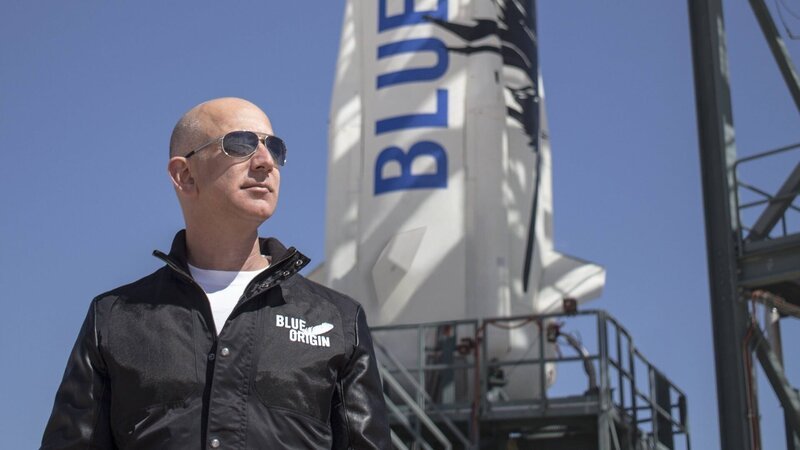 Bezos gründete den Onlinehändler Amazon angeblich nur, um seinem eigentlichen Ziel näher zu kommen: Dem Weltraum. – Bild: ZDF und Imago